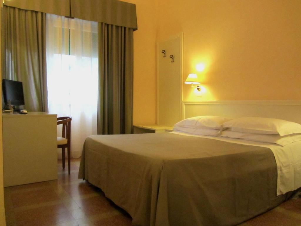 Hotel Ausonia Follonica Quarto foto